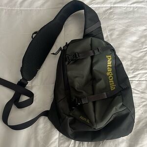 Black/grey Patagonia Atom 8L